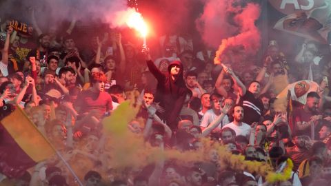 Los hinchas de la Roma no alentaron a su equipo durante los primeros 15 minutos de su debut en la Europa League.