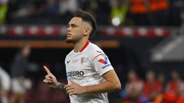 Sevilla's Lucas Ocampos celebrates after scoring a penalty kick during the Europa League final soccer match between Sevilla and Roma, at the Puskas Arena in Budapest, Hungary, Wednesday, May 31, 2023. (AP Photo/Denes Erdos)