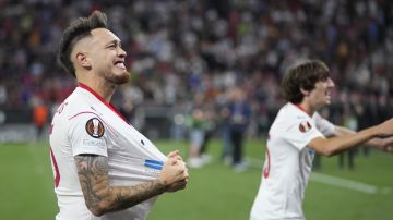 Lucas ocampos (i) celebra un gol con le Sevilla.