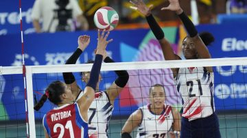 Pilar Victoriá remata durante un partido de voleibol.