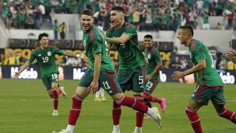 Santiago Giménez pasa por una larga sequía goleada con la Selección de México.