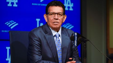 Fernando Valenzuela, aquí en una conferencia de prensa el 11 de agosto de 2023 con motivo del retiro de su número 34 en los Dodgers, no regresará este año a las transmisiones en español del equipo.