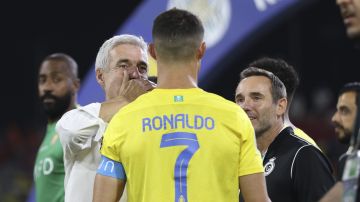 Luis Castro (izquierda) conversa con Cristiano Ronaldo durante un partido de la Champions League de Asia.