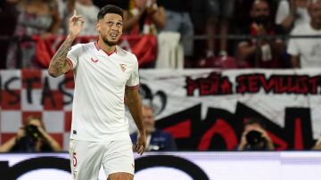 Lucas Ocampos celebra un gol con el Sevilla.