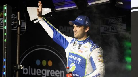 El piloto mexicano Daniel Suárez, aquí en una imagen antes de las 500 de Daytona en febrero de 2024, sigue vivo en los playoffs de la serie Nascar.