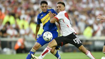 Luca Langoni (i), durante su etapa como jugador de Boca, disputa un balón con Enzo Fernández de River Plate.