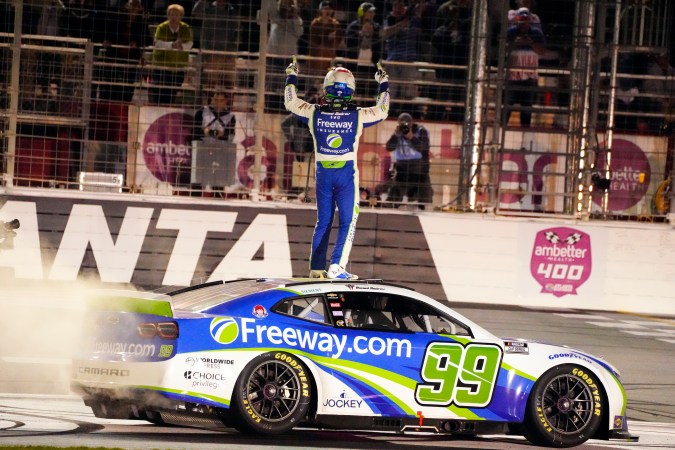 El mexicano Daniel Suárez celebra su victoria del 25 de febrero en el Atlanta Motor Speedway, su segundo triunfo en la Nascar Cup Series.