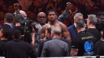 Anthony Joshua sufrió otro inesperado nocaut, esta vez ante casi 100,000 espectadores en el estadio de Wembley.