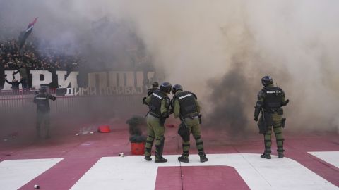 Los efectivos de seguridad tuvieron que intervenir en el túnel a los vestuarios.