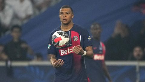 PSG's Kylian Mbappe holds the ball during the French Cup final soccer match between Lyon and PSG at the Pierre Mauroy stadium in Villeneuve d'Ascq, northern France, Saturday, May 25, 2024. (AP Photo/Michel Euler)