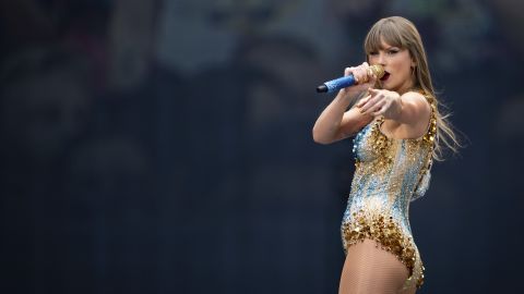 Taylor Swift durante una actuación en Wembley Stadium en junio. La estrella de la música dijo que votará por Kamala Harris.