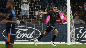 Alonso Martínez celebra un gol.