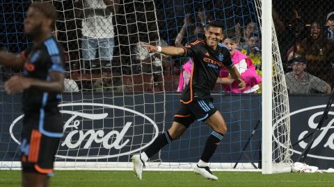 Alonso Martínez celebra un gol.