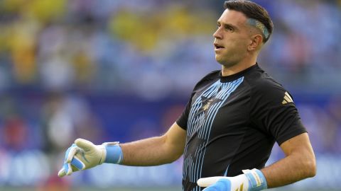 Argentina's goalkeeper Emiliano Martinez warms up prior to the Copa America final soccer match against Colombia in Miami Gardens, Fla., Sunday, July 14, 2024. (AP Photo/Julio Cortez)