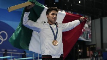 Osmar Olvera celebra en los Juegos Olímpicos de París 2024.