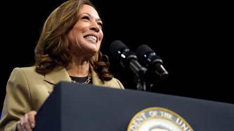 Kamala Harris habla en un mitin de campaña en el Desert Diamond Arena, el viernes 9 de agosto de 2024, en Glendale, Arizona.