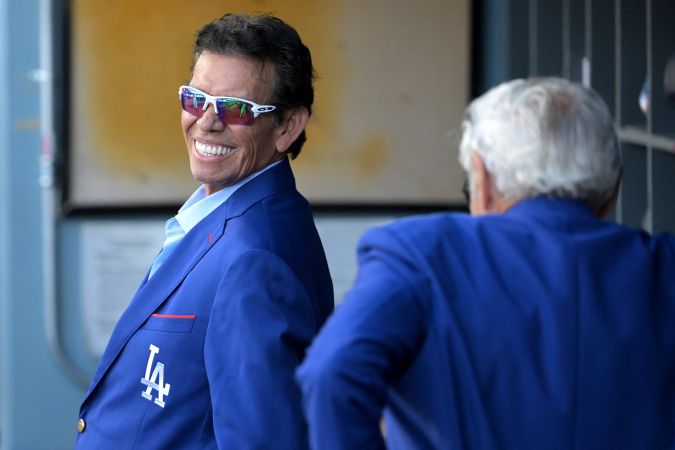 Fernando Valenzuela aparece junto a Sandy Koufax durante un evento de leyendas de los Dodgers el 10 de agosto de este año. El ídolo mexicano perdió mucho peso en meses recientes.