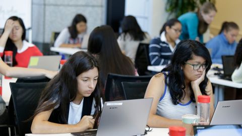 La jóvenes tienes la oportunidad de aprender de materías STEM en las escuelas chárter.