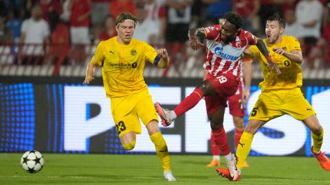 Red Star's Jose Luis Rodriguez kicks the ball ahead of Glimt's Jens Petter Hauge, left, and Glimt's Fredrik Andre Bjorkan, right, during the Champions League play-off second leg soccer match between Red Star and Bodo Glimt, at the Rajko Mitic Stadium, in Belgrade, Serbia, Wednesday, Aug. 28, 2024. (AP Photo/Darko Vojinovic)