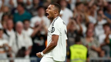 El francés Kylian Mbappé celebrando uno de sus dos goles anotados ante el Betis en el Santiago Bernabéu.