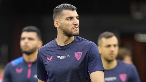 FILE - Sevilla's Rafa Mir arrives for a training session at the Puskas Arena in Budapest, Hungary, Tuesday, May 30, 2023. (AP Photo/Darko Bandic, File)