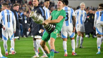 Uno de los gestos de "Dibu" Martínez tras la victoria de Argentina ante Chile este mes por el que la FIFA lo suspendió por dos partidos.