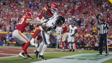 Isaiah Likely, ala cerrada de los Ravens, atrapa un pase en la última jugada del partido, pero pisa afuera con la punta del zapato y la anotación sería anulada para decretarse el triunfo de los Chiefs.