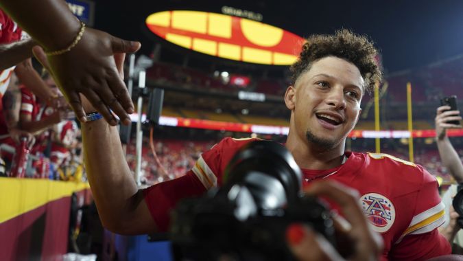 Patrick Mahomes celebra con los fans tras la apretada victoria de sus Chiefs contra los Ravens en el primer partido de la temporada 2024 de la NFL.