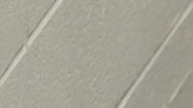 Taylor Swift y Travis Kelce abandonan tomados de la mano el estadio Arrowhead de Kansas City luego del partido inaugural de la temporada, ganado por los Chiefs.