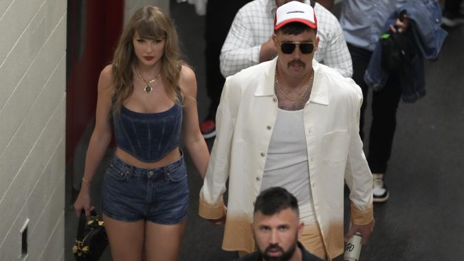 Taylor Swift y Travis Kelce abandonan tomados de la mano el estadio Arrowhead de Kansas City luego del partido inaugural de la temporada, ganado por los Chiefs.