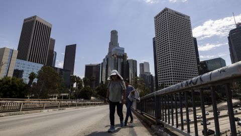 Muy poca gente y vehículos se vieron en las calles del centro de Los Ángeles en un ardiente 6 de septiembre de 2024 debido a la ola de calor.