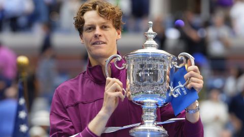 Jannik Sinner posa con el trofeo que lo acredita como campeón del US Open.