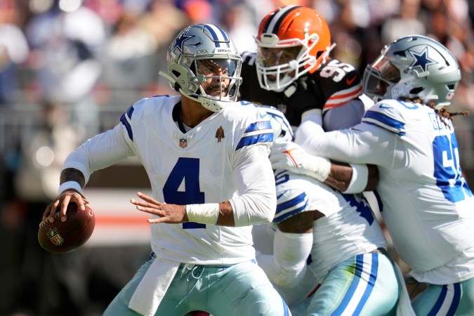 El quarterback Dak Prescott durante un momento del encuentro de este sábado ante los Cleveland Browns por la Semana 1 de la temporada 2024-2025 de la NFL.