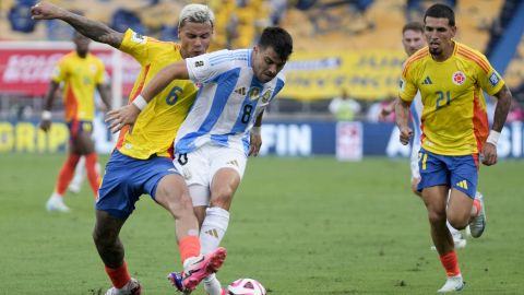 Richard Ríos disputa un balón con Marcos Acuña durante el partido entre Colombia y Argentina de este martes.