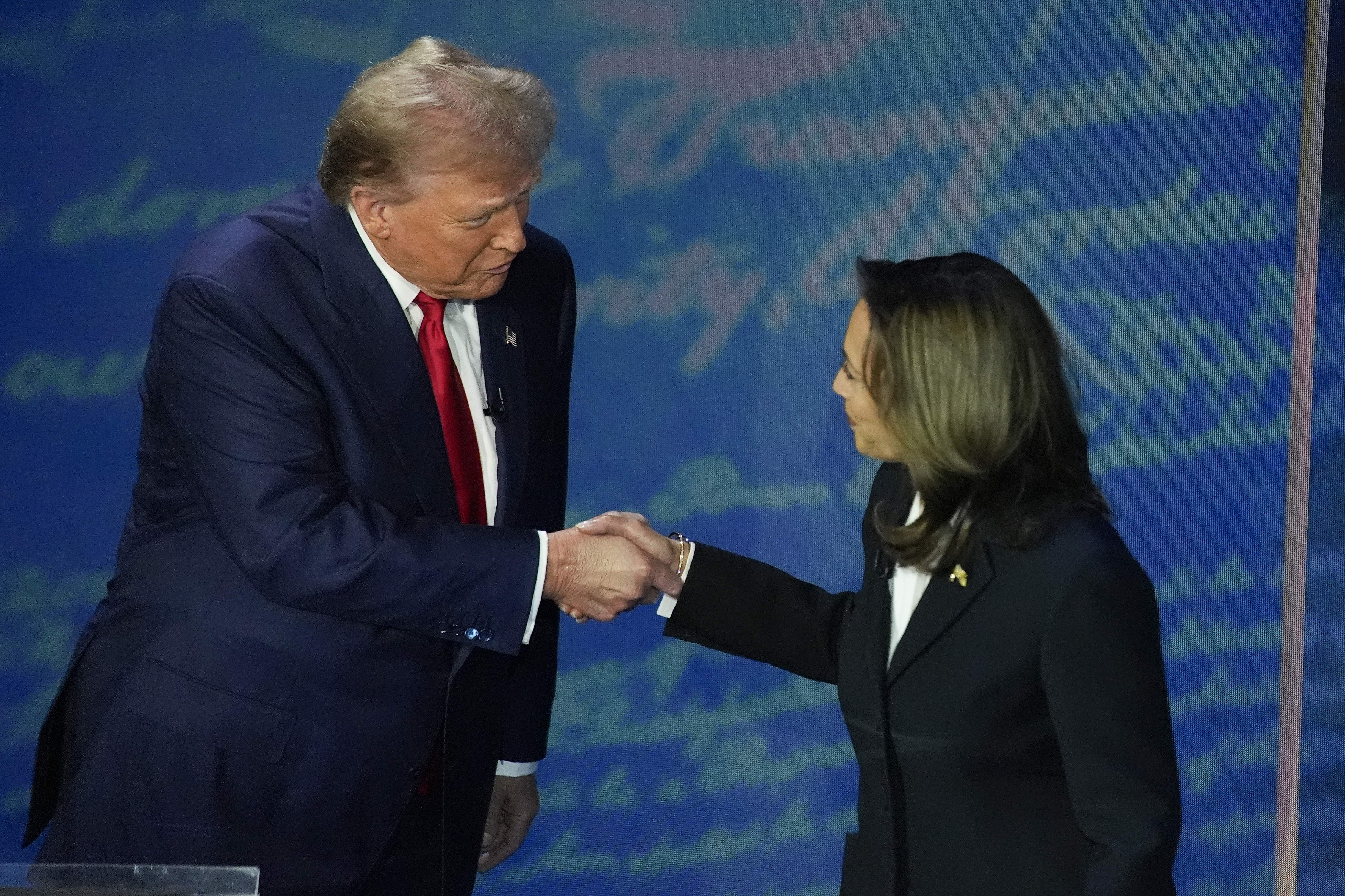 Kamala Harris supera a Trump en intención de voto latino pero ventaja demócrata se reduce, revela sondeo