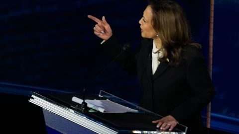 Kamala Harris, vicepresidenta y candidata demócrata a la presidencia, señala a Donald Trump durante el acalorado debate que tuvo lugar en Philadelphia.