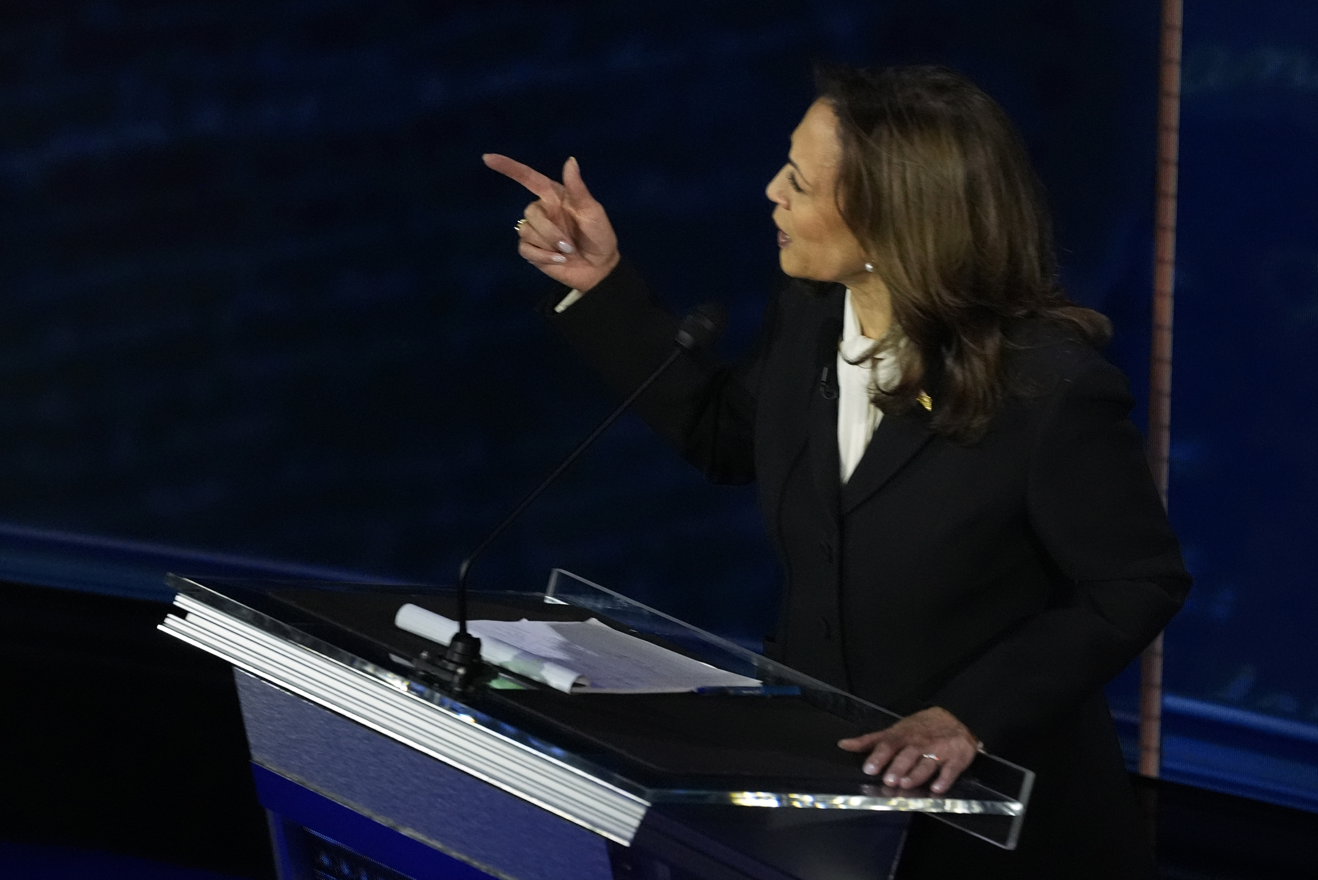 Kamala Harris, vicepresidenta y candidata demócrata a la presidencia, señala a Donald Trump durante el acalorado debate que tuvo lugar en Philadelphia.