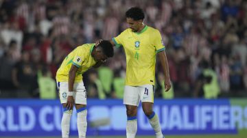 Brazil's soccer players react after losing to Paraguay at the end of a qualifying soccer match for the FIFA World Cup 2026 at the Defensores del Chaco Stadium, in Asuncion, Paraguay, Tuesday, Sept.10, 2024. (AP Photo/Jorge Saenz)