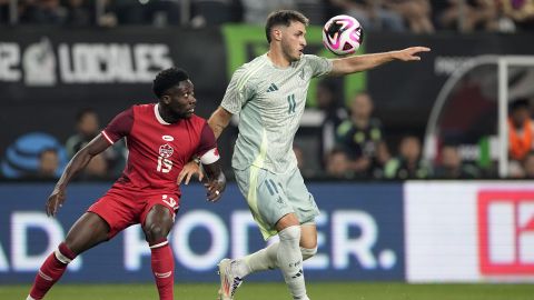 Santiago Giménez se fue en blanco del duelo contra Canadá.