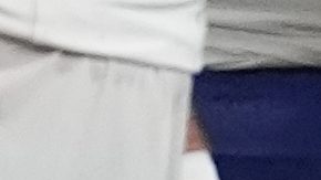 Tua Tagovailoa recibe el apoyo de sus compañeros después de sufrir una conmoción cerebral.