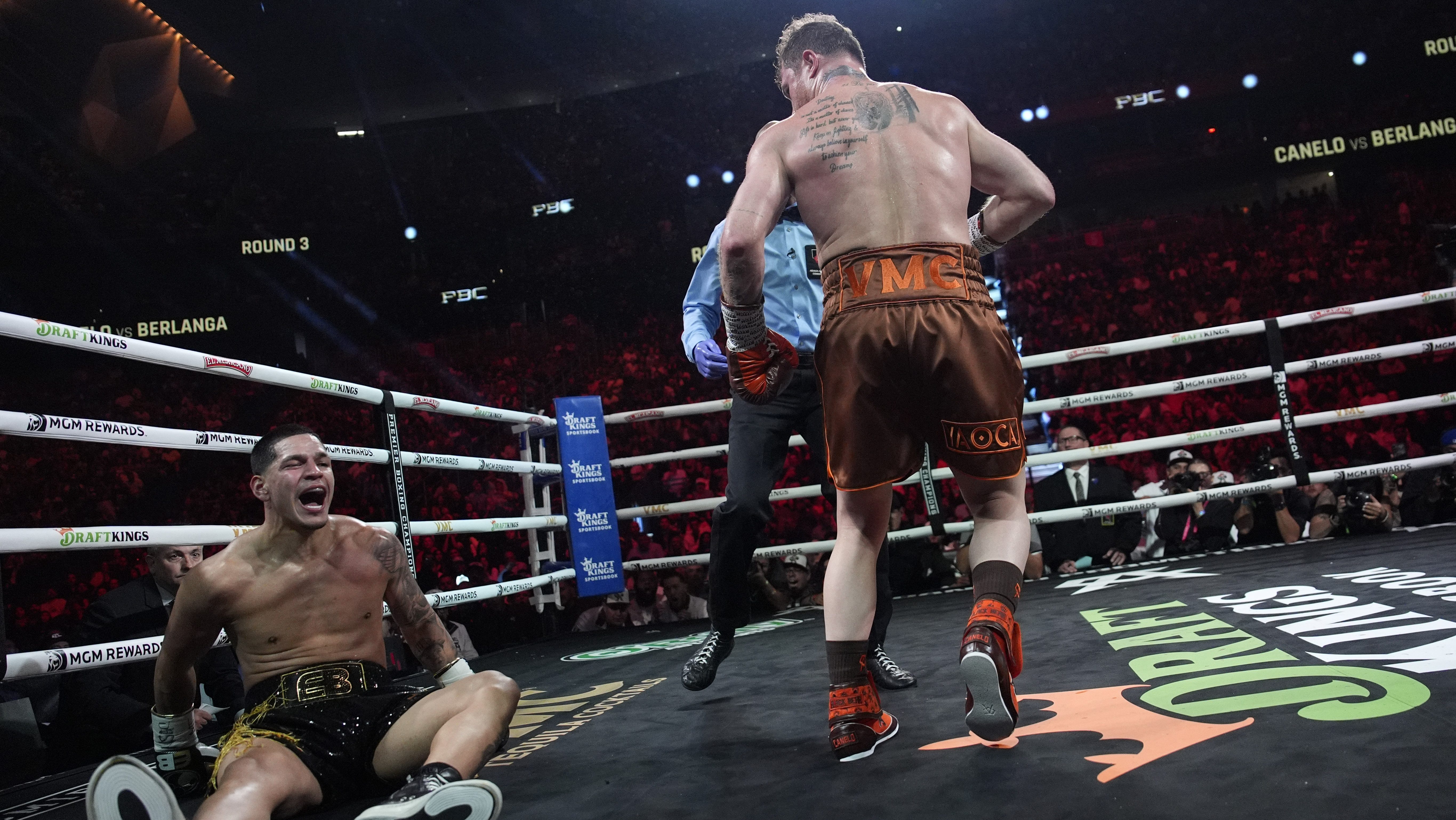 Canelo Álvarez manda a la lona a Edgar Berlanga en el round 3.