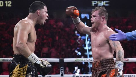 Canelo Álvarez (der.) reacciona tras un gesto de Edgar Berlanga durante su pelea de campeonato mundial en Las Vegas. El mexicano dominó al boricua.