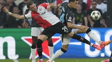 Feyenoord's Santiago Gimenez, left, and Leverkusen's Granit Xhakafight for the ball during the Champions League opening phase soccer match between Feyenoord and Leverkusen in Rotterdam, Netherlands, Thursday, Sept. 19, 2024. (AP Photo/Peter Dejong)