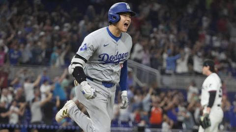 Shohei Ohtani reacciona luego de conectar su histórico jonrón 50 de la temporada durante la paliza de los Dodgers a los Marlins en Miami.