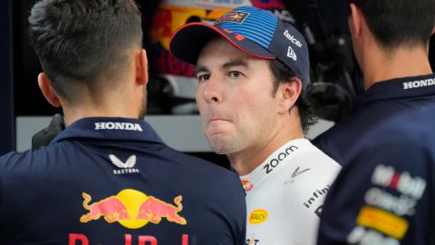 El mexicano Sergio "Checo" Pérez conversando con su equipo después de la clasificación en Singapur.