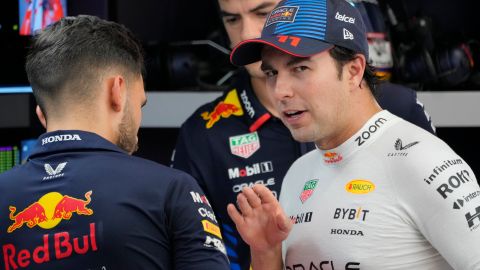 Sergio "Checo" Pérez conversando con su equipo durante lo que fue la sesión de este viernes en Singapur.