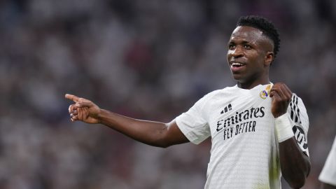 Real Madrid's Vinicius Junior, left, celebrates after he scored his team's third goal against Espanyol during a Spanish La Liga soccer match at Santiago Bernabeu stadium in Madrid, Spain, Saturday, Sept. 21, 2024. (AP Photo/Manu Fernandez)