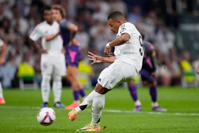 El francés Kylian Mbappé anotando, de penal, uno de sus goles en su primera temporada con el Real Madrid.