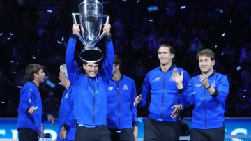 Carlos Alcaraz celebra con el equipo de Europa la obtención de la Copa Laver.