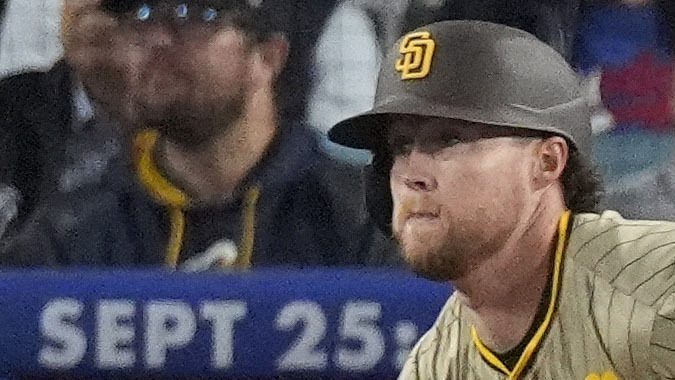 El pitcher Landon Knack, de los Dodgers, reacciona con frustración al recibir un batazo de Jake Cronenworth que se fue de jonrón para dos carreras de los Padres.